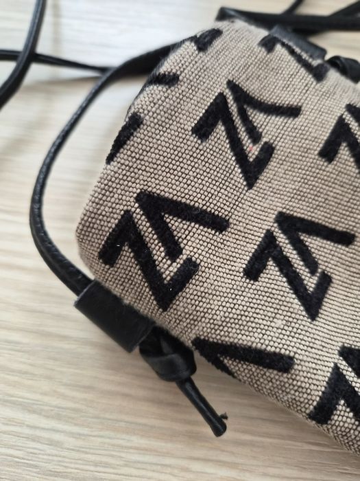 Чантичка за телефон Зарена