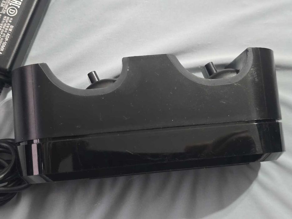 Statie de incarcare dubla originala Sony PlayStation CUH-ZDC1 DC 5V 2A pentru controllere PS4 DualShock 4