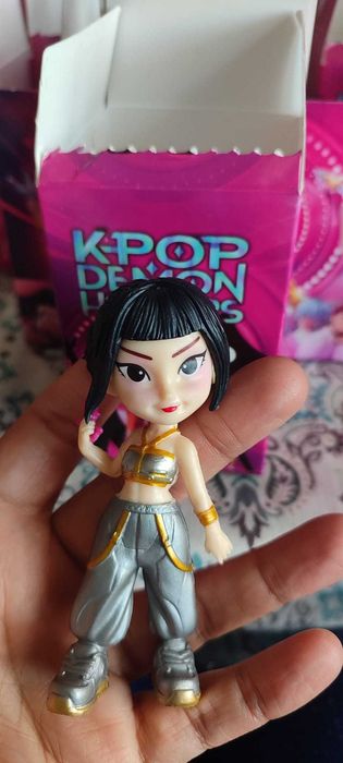 Figurina K-POP Demon Hunter Rumi, Mira si Zoey