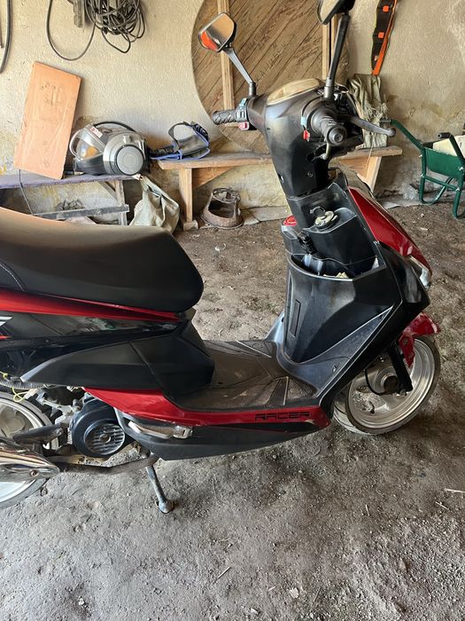 Скутер racer на ходу с салона пройзводства Тайвань