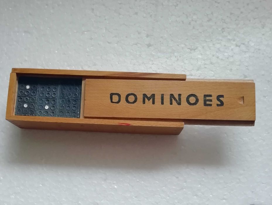 Старо домино в дървена кутия с капак, настолна игра