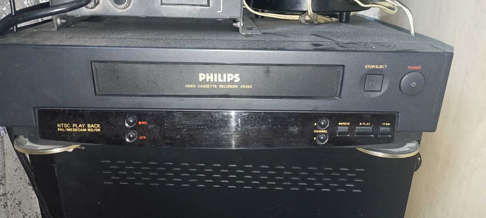 видеомагнитофоном Philips VR253/55