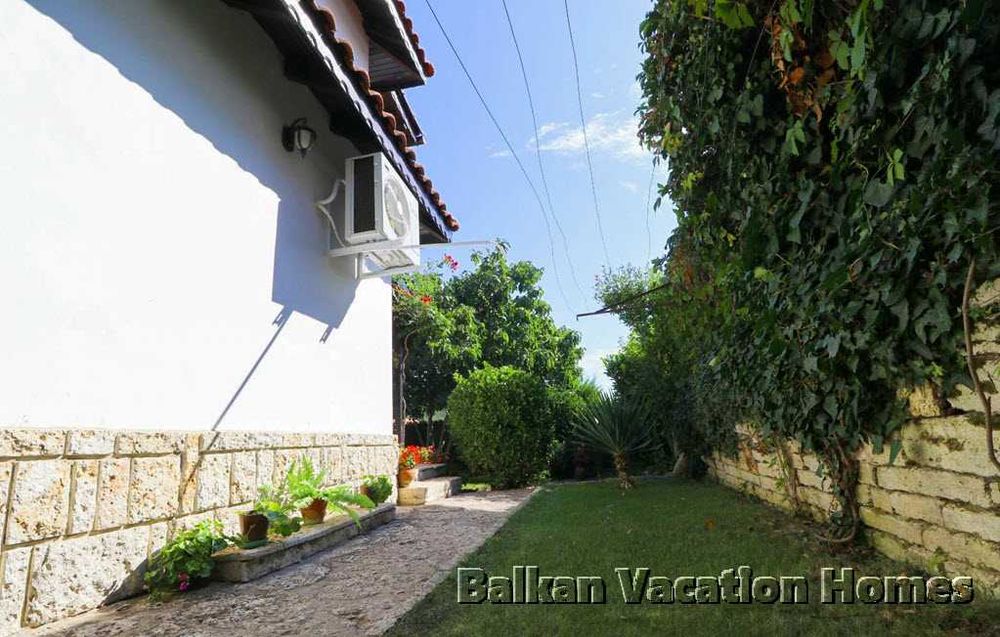 Красива къща във вилната зона южно от Балчик