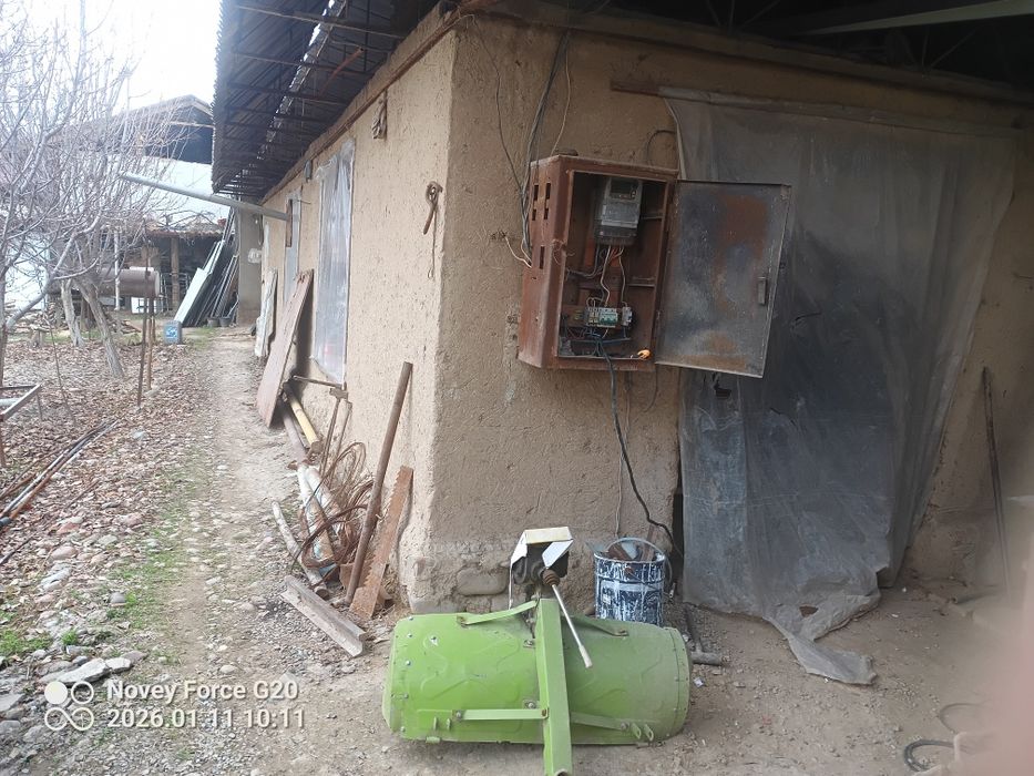 12сотих участка сотилади.Янгибозор жойлашган.