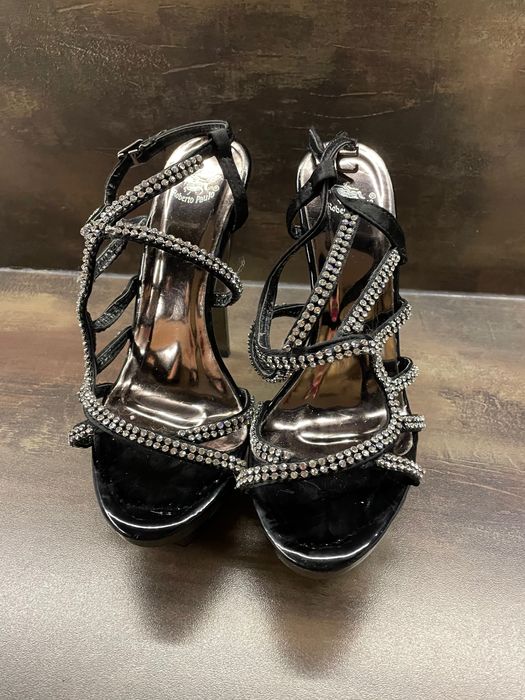 Високи токчета с камъни