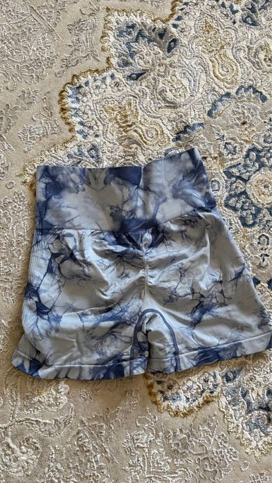 спортивные шорты