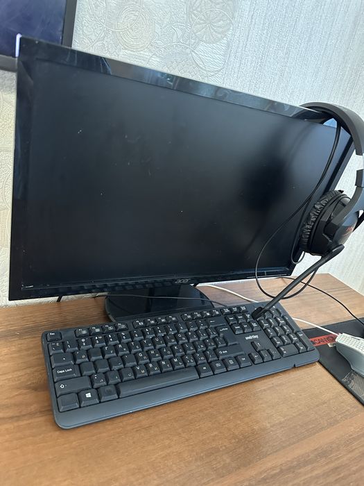 Компьютер процессор , стол