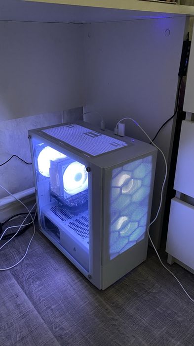 Продаю игровой пк, белый сетап