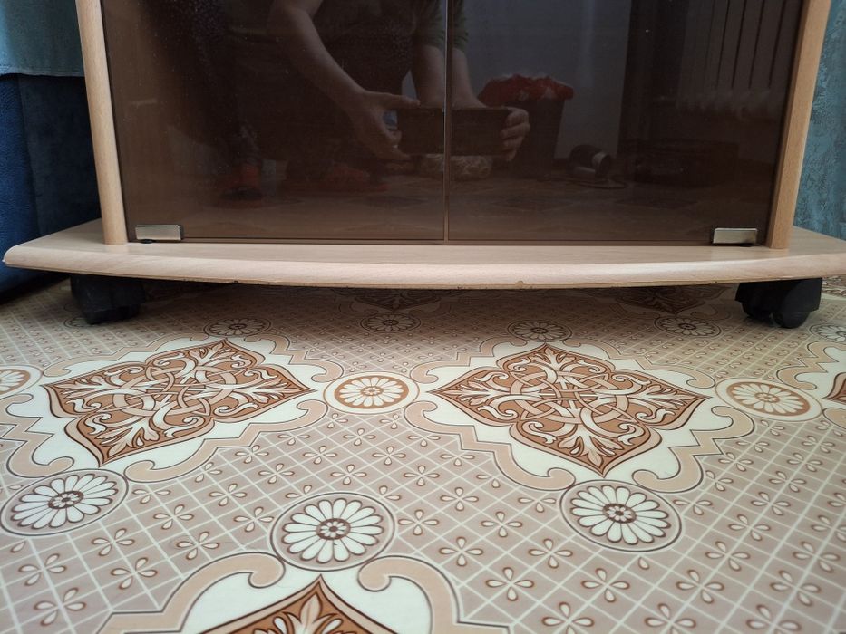 Продам тумбу под телевизор