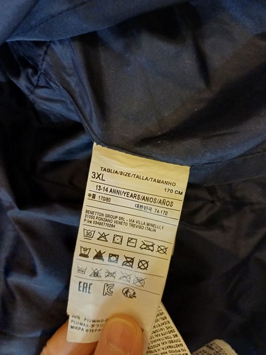 Продавам детско яке Бенетон.