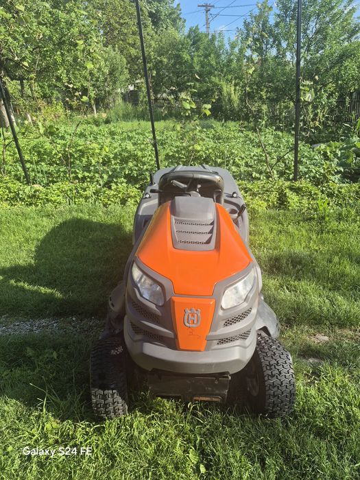 Se vinde tractoras de tuns iarba Husqvarna TC 142T, echipat cu motor Briggs&Stratton V- Twin (2 cilindri), 656 cm ,20 hp,