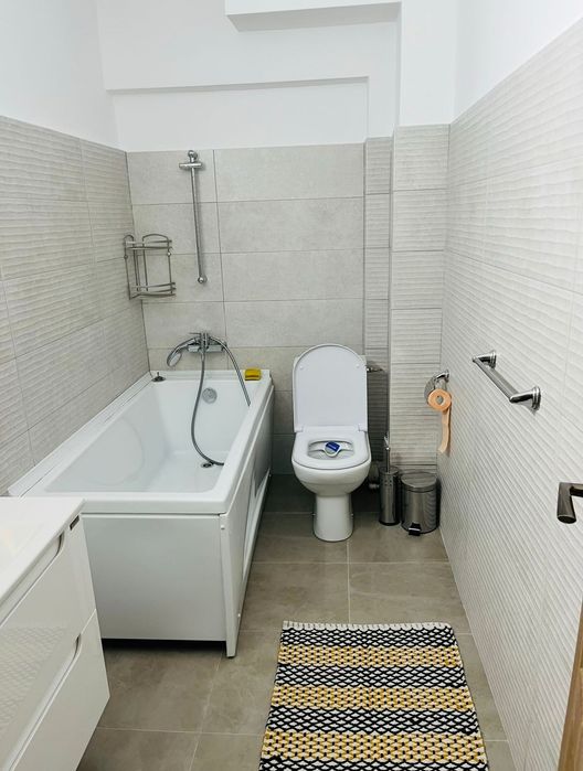 Închiriere apartament 3 camere intersecție Podu de Fier cu Tg. Cucu