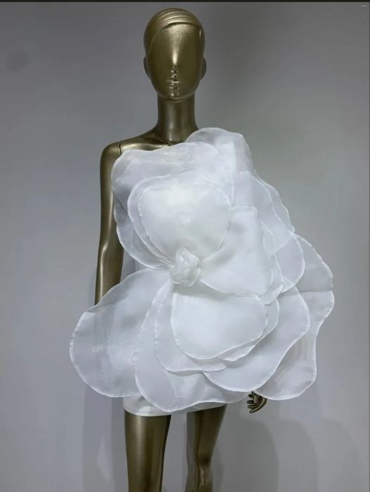 Уникална рокля с 3д цвете