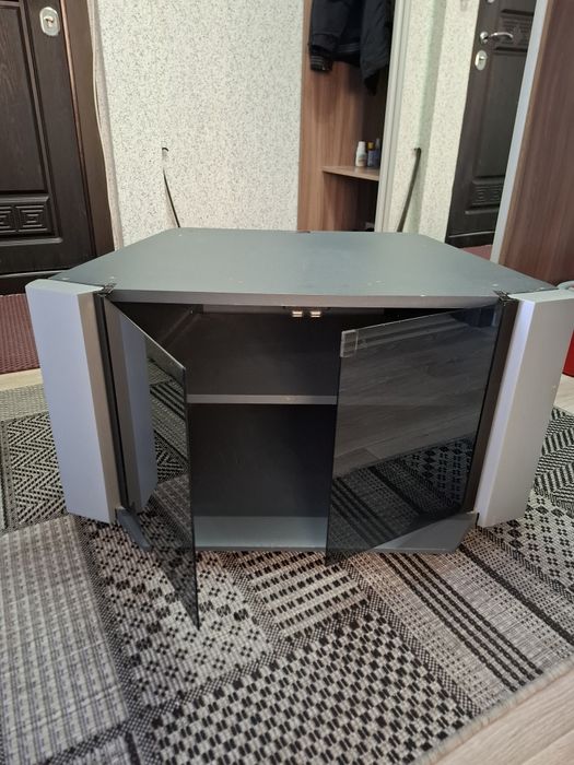 Продаю тумбу под тв