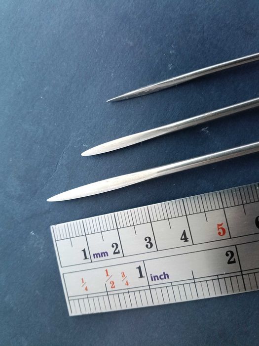 Тапицерски игли за твърди материали и кожа  с триъгълно здраво острие.