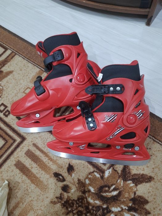 Коньки красного цвета.