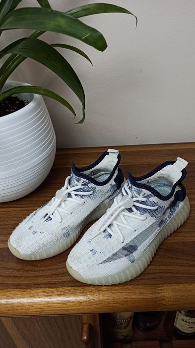 Кроссовки женские