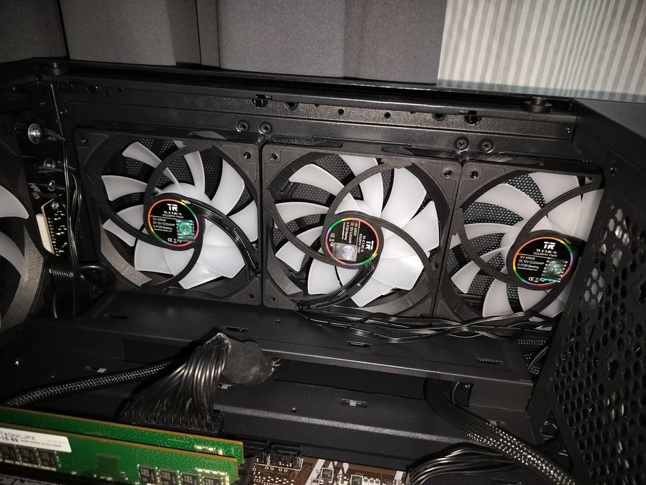 Vând setup gaming Ryzen 5 5600x(calculator+monitor+periferice)