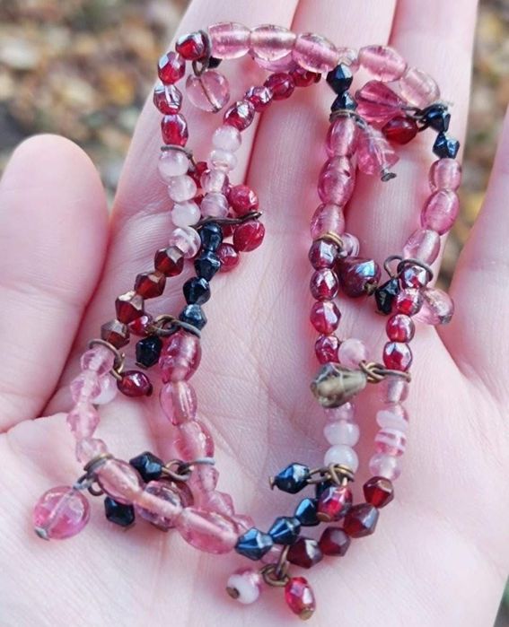 Veche bratara elastica din margele colorate