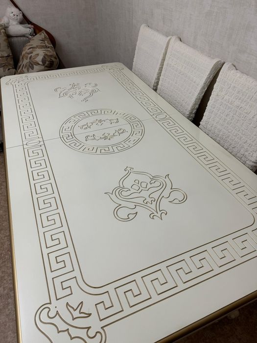 Стол (без стульев) в хорошем состоянии