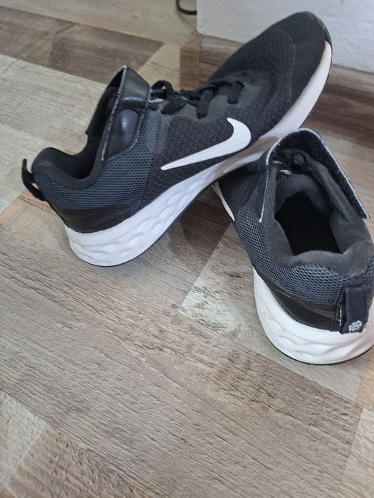 Adidasi Nike 32.