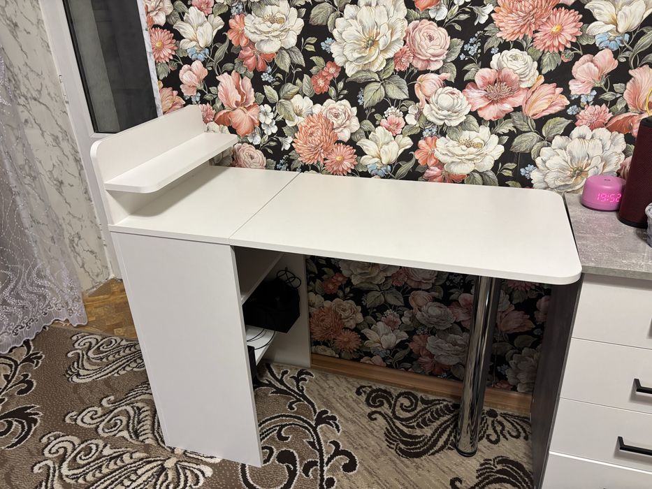 Продам маникюрный стол