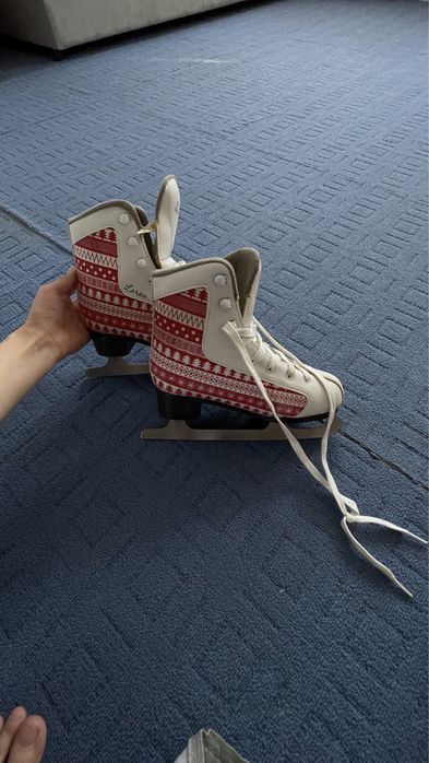 Продам женские коньки