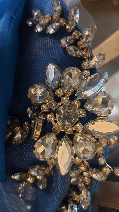 официална рокля с обем в кралско синьо с кристали