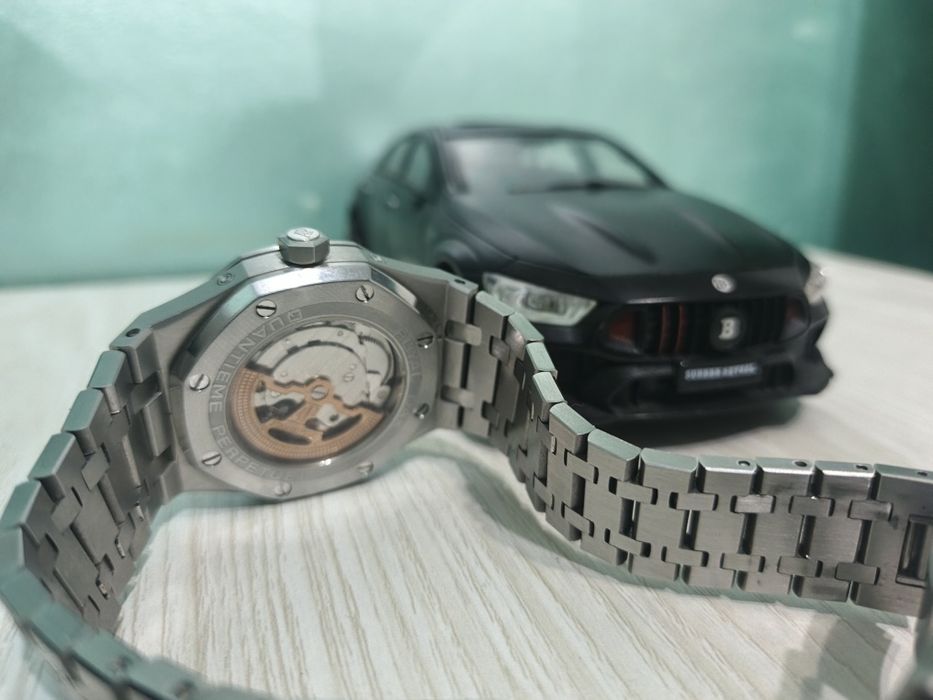 Soat yangi deyarli taqilmagan qirilgan chizilgan joylari yoʻq