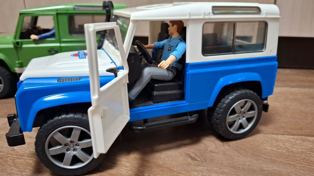Внедорожники Bruder Land Rover Defender.