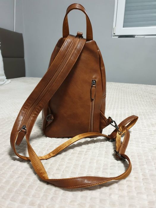 Нова. Дамска  оригинална раница/чанта за през рамо (sling bag) на марката RAVUO.