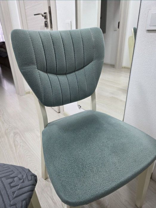 Стол и 4 стула в хорошем состоянии