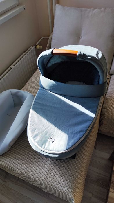 Maxi-Cosi База, Кош, и Столче за кола