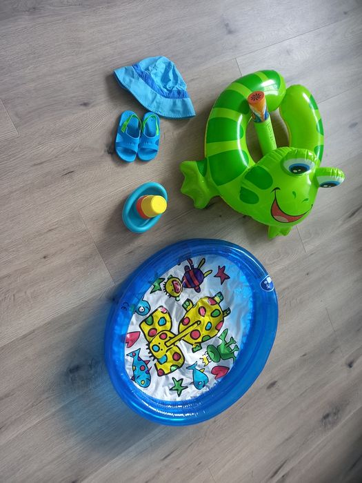 Vand jucarii de apa, papucei si palarie