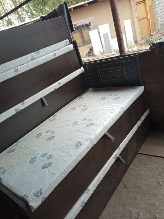 Kravat sandiqli bir kishili.