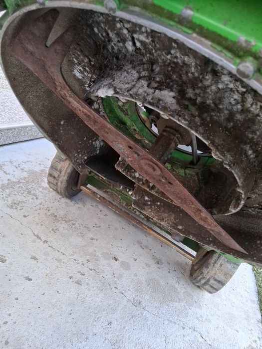 Vând mașină de tuns gazon pe benzină Viking. MB 555 T.