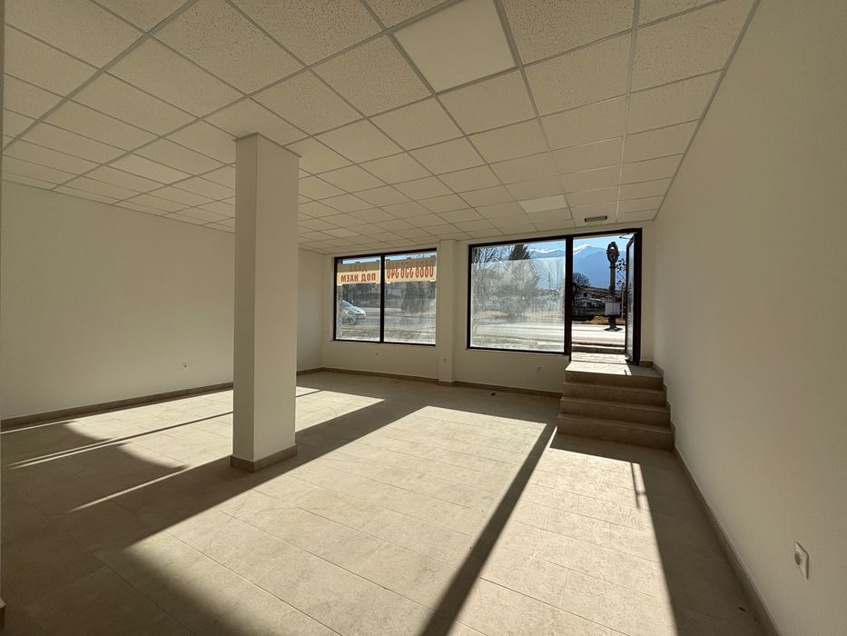 Дава се под наем Магазин в Банско - 81 кв.м за 400 € - Снимка #1