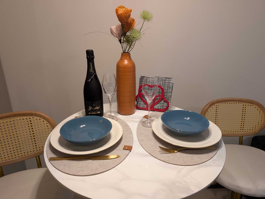 НОВИ бар маса и два стола в златно, ратан и кадифе