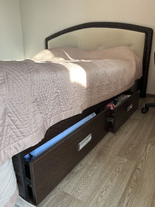 Продам кровать 1.6 на 2