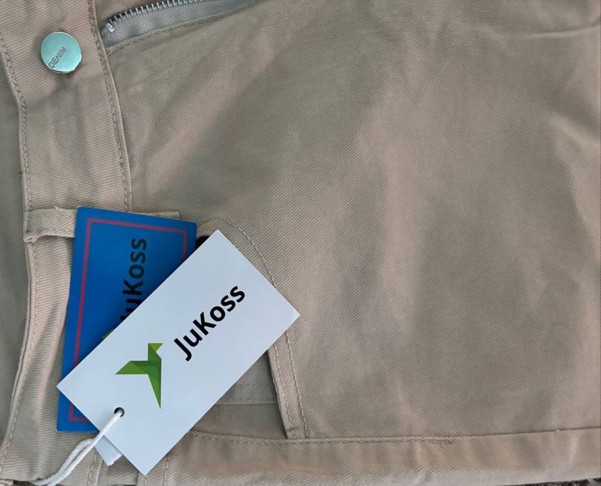 Бежевые брюки прямого кроя