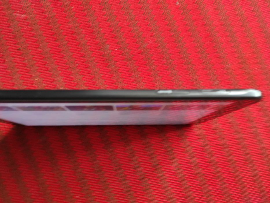 Tabletă Samsung, cu slot SIM incorporat, deci aveti si telefon