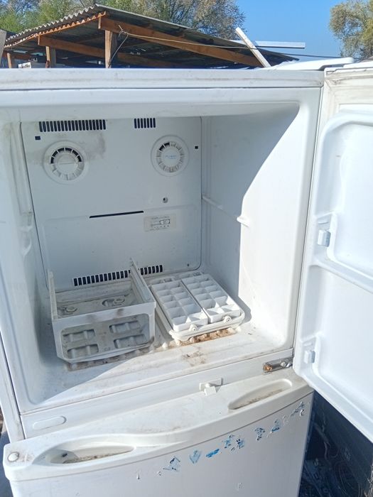 Тоңазытқыш жұмыс істеп тұр Холодильник рабочи