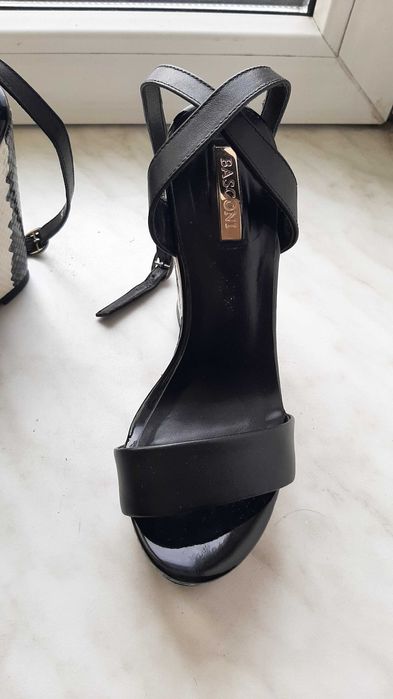 Босоножки на танкетке