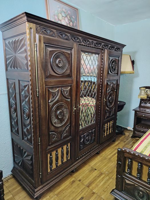 Mobilier dormitor, set format din dulap pat și noptiere