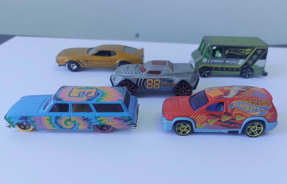 Lot 15 mașinuțe Hot Wheels