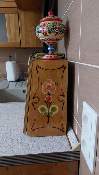 Продам настенный шкафчик хлебницу