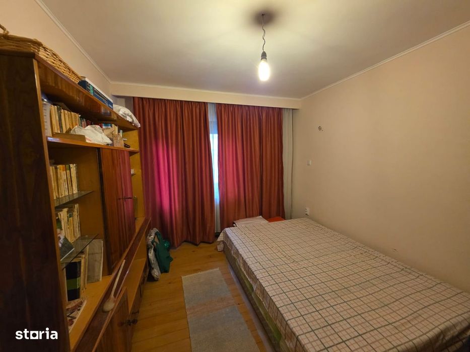 Casă în Horia de cărămidă, zonă centrală, 2.400 mp teren, 4 dormitoare
