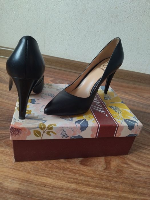 Кожаные черные туфли