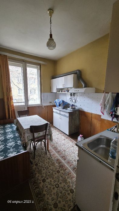 Продава се 3-стаен апартамент в жк. Изток, гр. Перник