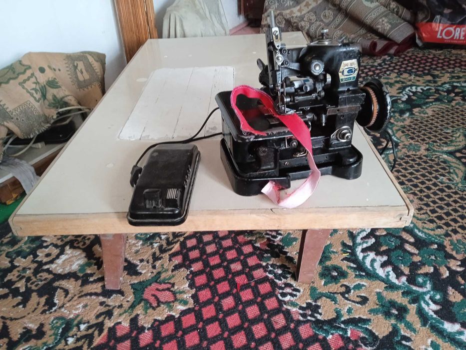 Работающий  б\у оверлок  в очень хорошем состояний .